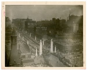 Veteranos de la Primera Guerra Mundial del 12º Ingenieros desfilan por la calle Doce el 13 de mayo de 1919. de William G. Swekosky
